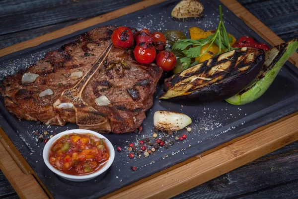 Šťavnaté Smažené Nabídka Steak Zeleninou Omáčky Speciální Stojan — Stock fotografie