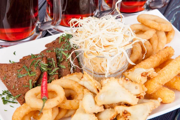 Lanche Para Cerveja Paus Queijo Chechel Cebolas Pães Cerveja Mesa — Fotografia de Stock