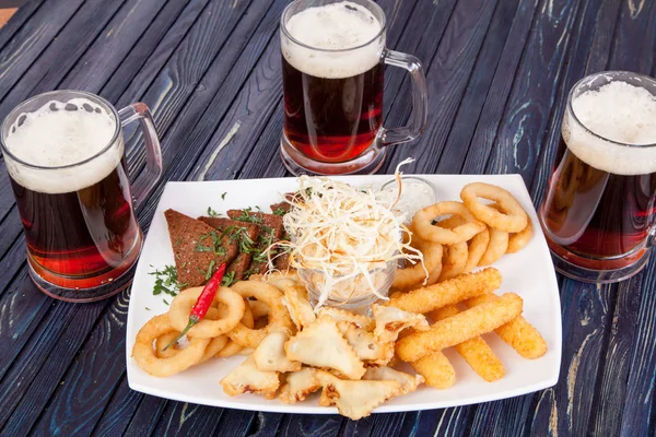 Lanche Para Cerveja Paus Queijo Chechel Cebolas Pães Cerveja Mesa — Fotografia de Stock