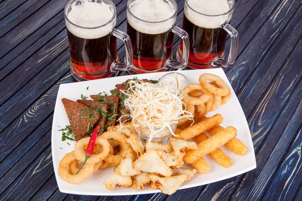 Lanche Para Cerveja Paus Queijo Chechel Cebolas Pães Cerveja Mesa — Fotografia de Stock