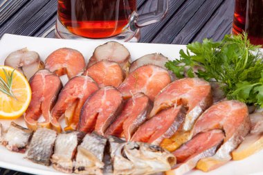 bira için meze balık, peynirli çubuk kurutulmuş, soğan peynir füme ve tasarım olarak kullanılmak üzere masada bira ile loafs