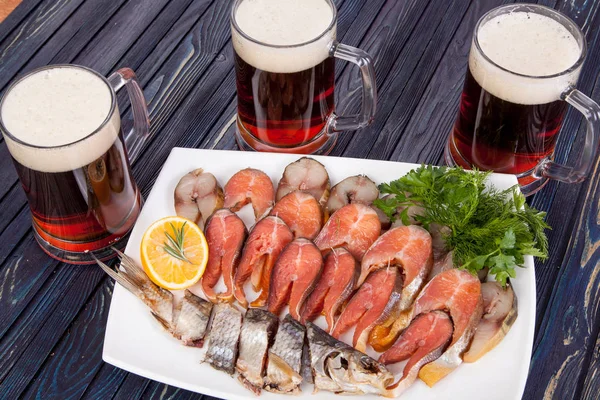 Aperitivo Para Cerveja Peixe Seco Paus Queijo Queijo Cebola Defumado — Fotografia de Stock