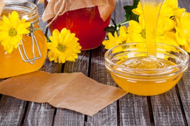 Bal ürünleri, tatlım, peteğin, metin ve ürünler için alanı ile ahşap bir masaya Perge ve yaz çiçek güzel kompozisyon