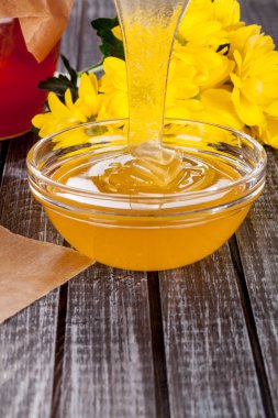 Bal ürünleri, tatlım, peteğin, metin ve ürünler için alanı ile ahşap bir masaya Perge ve yaz çiçek güzel kompozisyon