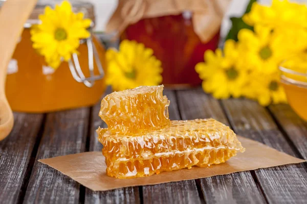 蜂蜜製品 蜂の巣 木製のテーブル テキストおよび製品のためのスペースとペルゲと夏の花の美しい構図 — ストック写真