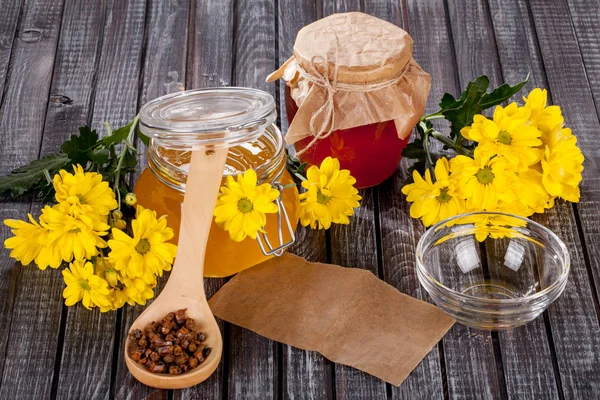 Bal ürünleri, tatlım, peteğin, metin ve ürünler için alanı ile ahşap bir masaya Perge ve yaz çiçek güzel kompozisyon
