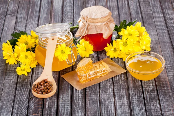 蜂蜜製品 蜂の巣 木製のテーブル テキストおよび製品のためのスペースとペルゲと夏の花の美しい構図 — ストック写真