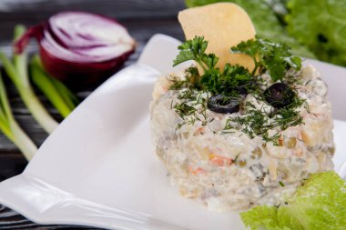 lezzetli Rus taze salata yeşillikleri, mutfak tasarım olarak kullanılmak üzere masada ile