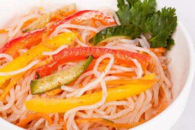 Pirinç Noodle, havuç, domates, tatlı biber ve Yeşiller, pişirme tasarım çözümleri için funchez gelen Çin, taze saladt