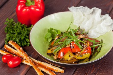 taze ve parlak,--dan çeşitli sebze salatası ve pişirme tasarım çözümleri için iştah açıcı sebze