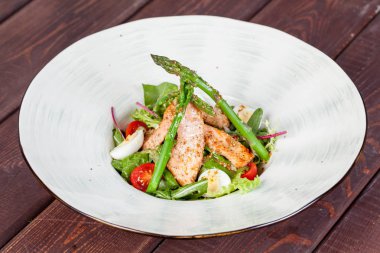 taze ve parlak, Balık salatası çeşitli üzerinden ve pişirme tasarım çözümleri için iştah açıcı sebze