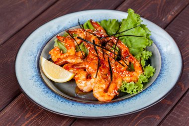 güzel yeşil ve sebze yemeklerinde Tasarım çözümleri için ile ortaya konulan büyük ve iştah açıcı hazır karides