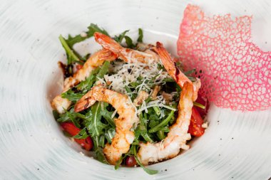 güzel yeşil ve sebze yemeklerinde Tasarım çözümleri için ile ortaya konulan büyük ve iştah açıcı hazır karides