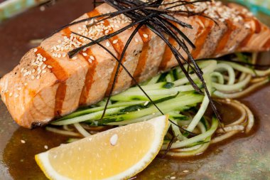 iştah açıcı kızarmış balık, güzel ortaya konulan Yeşiller ve pişirme tasarım çözümleri için bir yemek üzerinde sebze ile