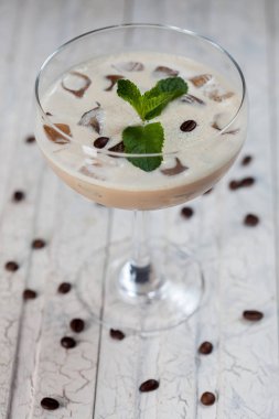 taze sıkılmış meyve ve sebze, tasarım olarak kullanılmak üzere bir çatı zemin üzerine yapılan güzel, parlak bahar-yaz kokteylleri