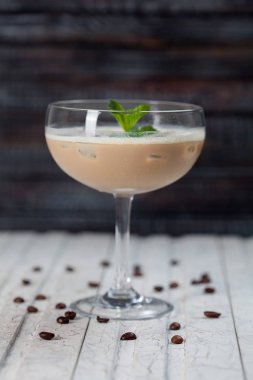 taze sıkılmış meyve ve sebze, tasarım olarak kullanılmak üzere bir çatı zemin üzerine yapılan güzel, parlak bahar-yaz kokteylleri