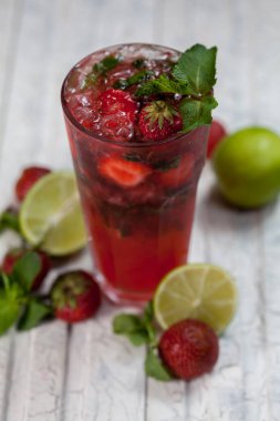 taze sıkılmış meyve ve sebze, tasarım olarak kullanılmak üzere bir çatı zemin üzerine yapılan güzel, parlak bahar-yaz kokteylleri