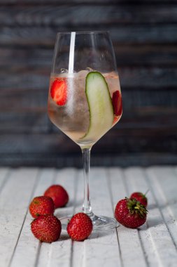 taze sıkılmış meyve ve sebze, tasarım olarak kullanılmak üzere bir çatı zemin üzerine yapılan güzel, parlak bahar-yaz kokteylleri