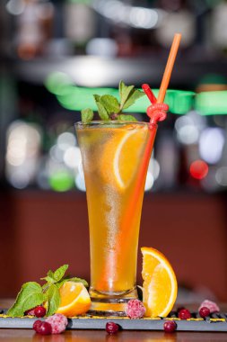 taze sıkılmış meyve ve sebze, tasarım olarak kullanılmak üzere bir çatı zemin üzerine yapılan güzel, parlak bahar-yaz kokteylleri