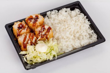 Japon geleneksel mutfağı, hazır rulo ve paket uygulama ve tasarım fast-food için beyaz bir arka plan üzerinde suşi