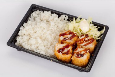 Japon geleneksel mutfağı, hazır rulo ve paket uygulama ve tasarım fast-food için beyaz bir arka plan üzerinde suşi