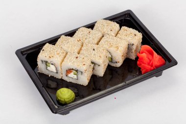 Japon geleneksel mutfağı, hazır rulo ve paket uygulama ve tasarım fast-food için beyaz bir arka plan üzerinde suşi
