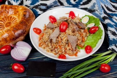 Pilav. Et yemeği orta halkları ve Orta Asya, pirinç, et ve soğan, uygun Nauryz veya acentelerin tatil için hem de Ramazan kutsal ay ve Uraz AIT ve Kurban Bayran tatil sırasında. kullanım için tatil tasarım.