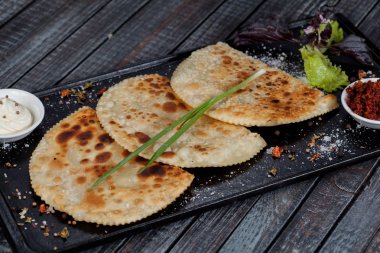 Chebureks. Merkez halkları ve Orta Asya, pirinç, et ve soğan, uygun Nauryz veya acentelerin tatil için hem de Ramazan kutsal ay ve Uraz AIT ve Kurban Bayran tatil sırasında geleneksel et yemeği. hol için kullanmak