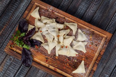 Chebureks. Merkez halkları ve Orta Asya, pirinç, et ve soğan, uygun Nauryz veya acentelerin tatil için hem de Ramazan kutsal ay ve Uraz AIT ve Kurban Bayran tatil sırasında geleneksel et yemeği. hol için kullanmak