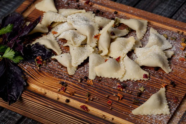 Chebureks. Merkez halkları ve Orta Asya, pirinç, et ve soğan, uygun Nauryz veya acentelerin tatil için hem de Ramazan kutsal ay ve Uraz AIT ve Kurban Bayran tatil sırasında geleneksel et yemeği. hol için kullanmak