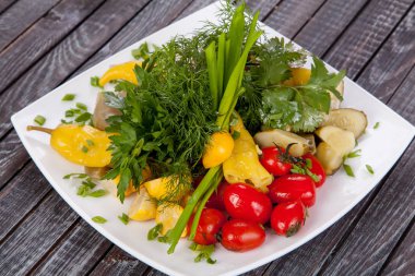 Sulu, yaz sebze salatası kesme taze sebze ve dekorasyon ve tasarım için ahşap bir masa üzerinde güzel bir porsiyon yeşillik