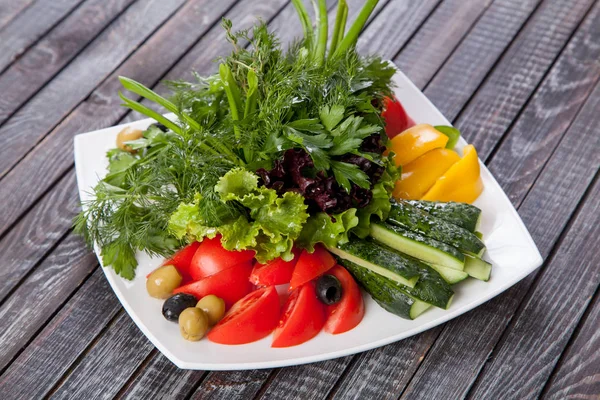 Salade Légumes Été Juteuse Coupée Partir Légumes Frais Légumes Verts — Photo