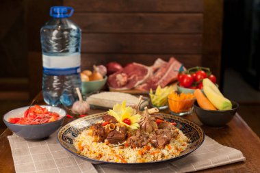 Pilav. Merkez halkları ve Orta Asya, pirinç, et ve soğan, Nauryz veya acentelerin tatil için hem de Ramazan kutsal ay ve Uraz AIT tatil sırasında uygun et yemeği