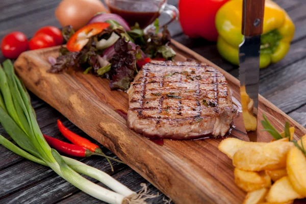多汁和开胃牛排马肉在桌子上的设计 用于烹饪 — 图库照片