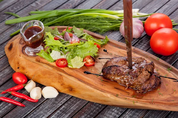 多汁和开胃牛排马肉在桌子上的设计 用于烹饪 — 图库照片