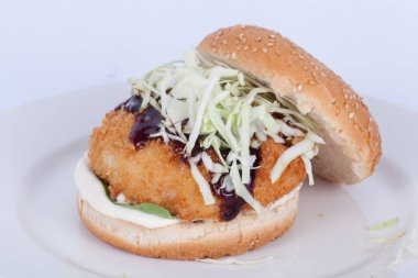 Fast food, lezzetli balık hamburger, güzel ahşap zemin, mutfak tasarımı için ortaya konulan