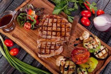  sulu ve lezzetli biftek tamogavok at eti pişirme tasarım için masaya