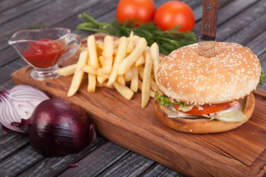 Fast food, lezzetli hamburger, güzel ahşap zemin, mutfak tasarımı için ortaya konulan