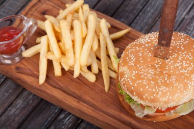 Fast food, lezzetli hamburger, güzel ahşap zemin, mutfak tasarımı için ortaya konulan