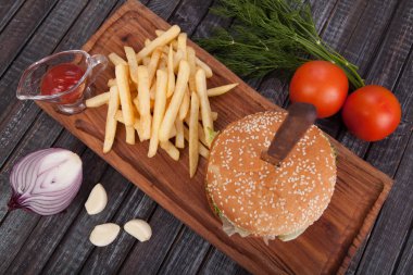 Fast food, lezzetli hamburger, güzel ahşap zemin, mutfak tasarımı için ortaya konulan