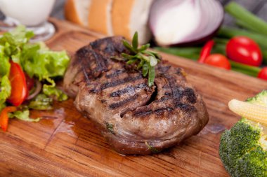  sulu ve lezzetli biftek tamogavok at eti pişirme tasarım için masaya