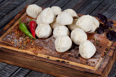 Tablo, taze otlar ve baharatlar tasarım yemek pişirmek için gerçek, lezzetli, Rus köfte.
