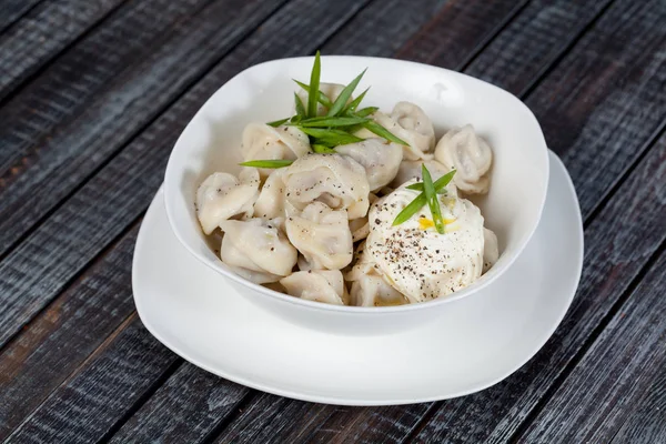 Vera Deliziosa Gnocchi Russi Sul Tavolo Con Erbe Fresche Spezie — Foto Stock