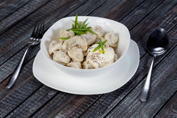 Echte Heerlijke Russische Dumplings Tafel Met Verse Kruiden Specerijen Voor — Stockfoto