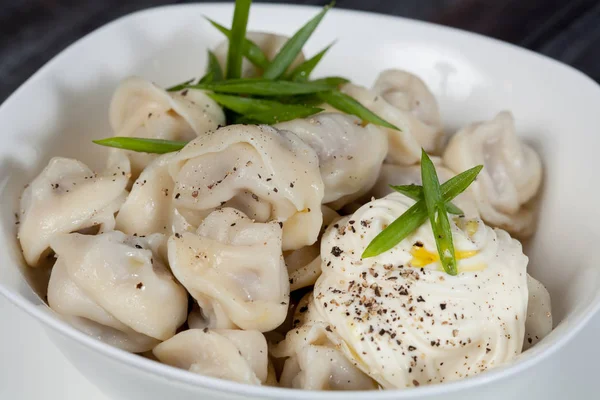 Vera Deliziosa Gnocchi Russi Sul Tavolo Con Erbe Fresche Spezie — Foto Stock