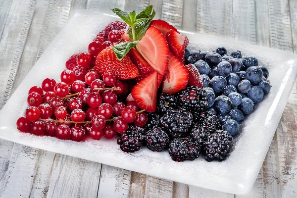 Appetitliche Reife Sommerliche Früchte Schön Auf Den Tisch Serviert Für — Stockfoto