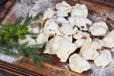 Tablo, taze otlar ve baharatlar tasarım yemek pişirmek için gerçek, lezzetli, Rus köfte.