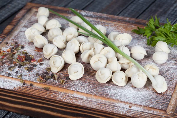 Echte Heerlijke Russische Dumplings Tafel Met Verse Kruiden Specerijen Voor — Stockfoto