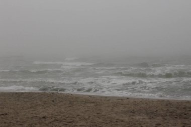 Fırtına sırasında karaya kırmaya çalışmaktadır bir sis