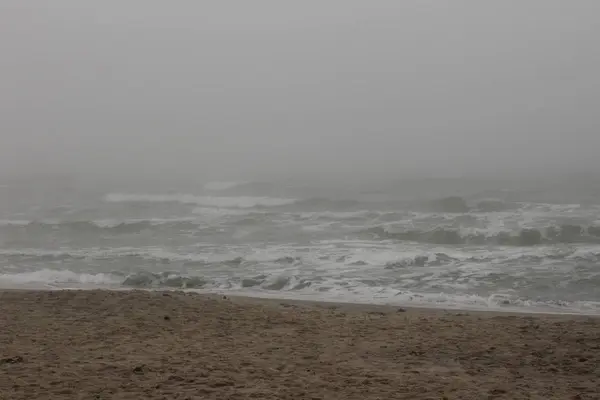 Tempestade Durante Nevoeiro Que Esforça Para Quebrar Costa — Fotografia de Stock